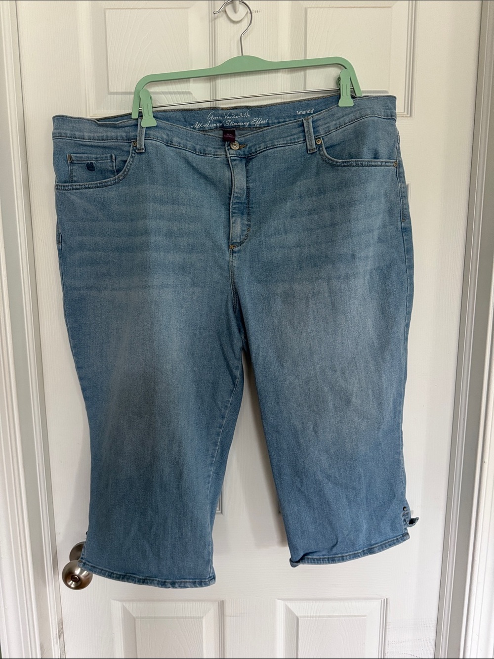 Gloria Vanderbilt Amanda Light Blue Denim Capris